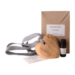 JE-Living-wooden-scented-heart-on-ribbon-11ml-fragrance-gift-bag